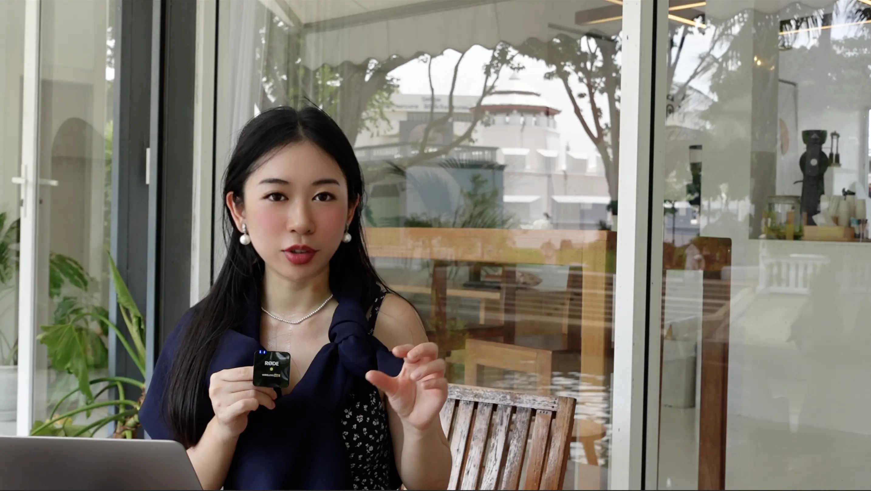 Daphne 在咖啡馆拿着麦克风录制讲解