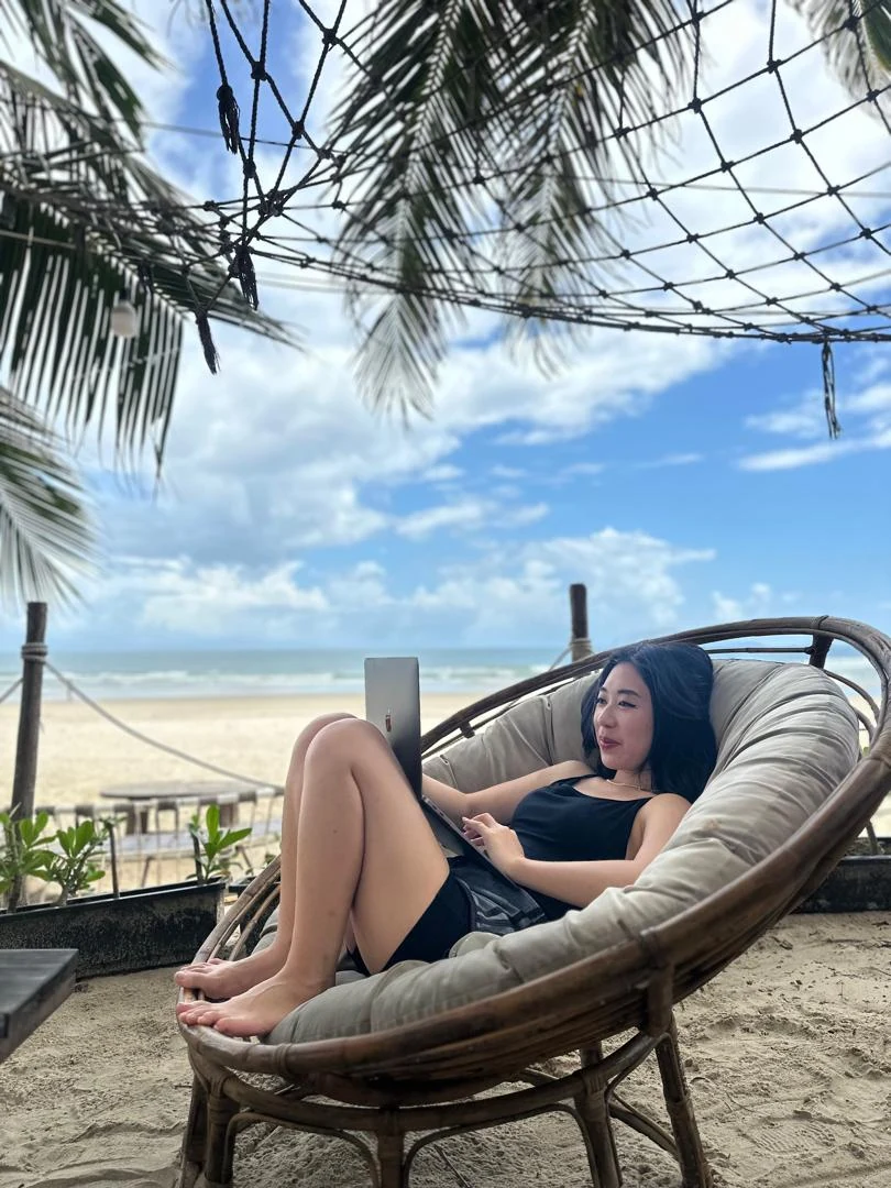 Daphne 在海边使用笔记本电脑